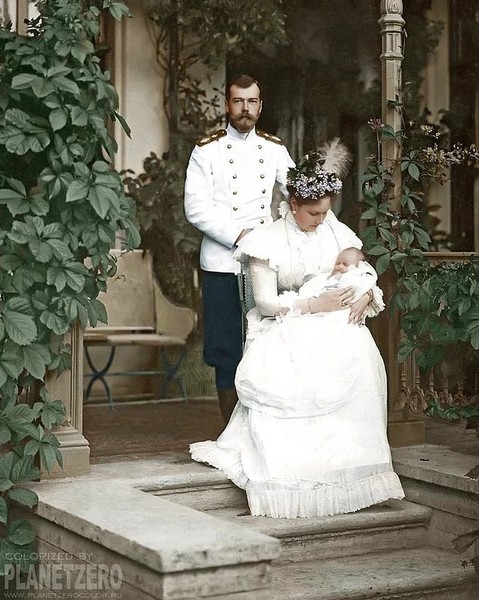 Bức ảnh lịch sử chụp Sa hoàng Nicholas II bên vợ và con gái nhỏ Olga.